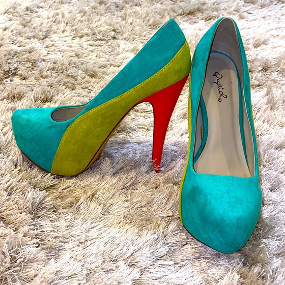 Color blocked Heels - Picture 2 of 9